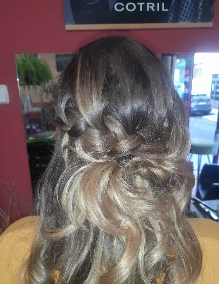 Semirrecogido trenzado con balayage rubio