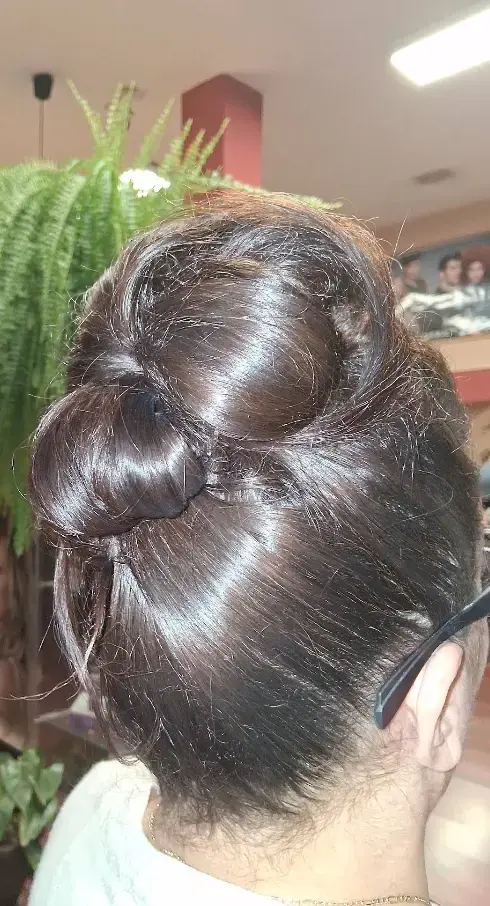 Recogido clásico en moño, cabello oscuro