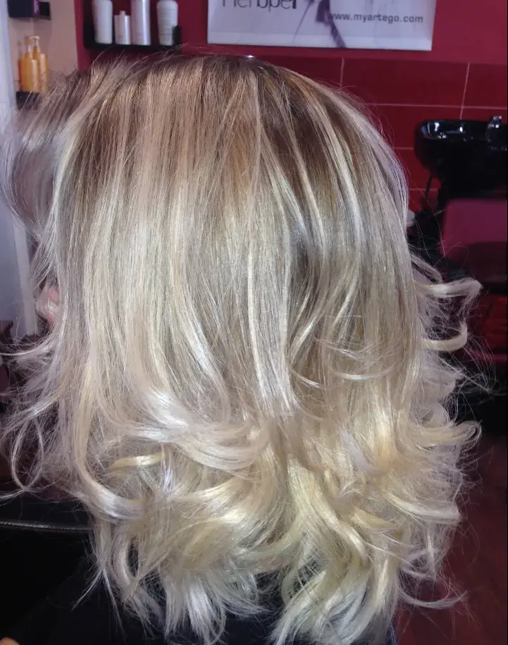 Melena rubia con ondas y volumen