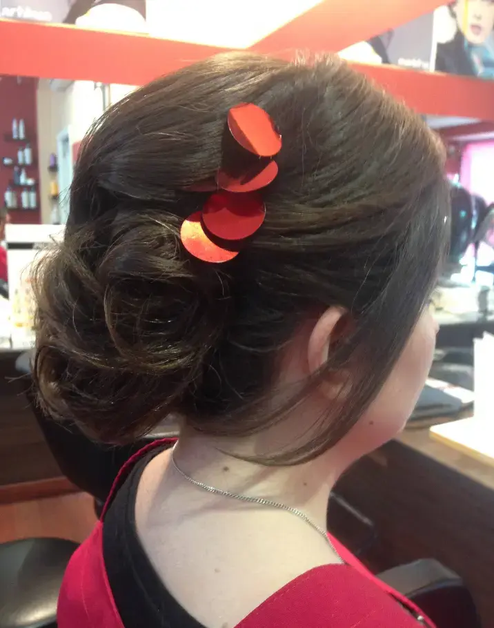 Recogido bajo elegante con adorno rojo