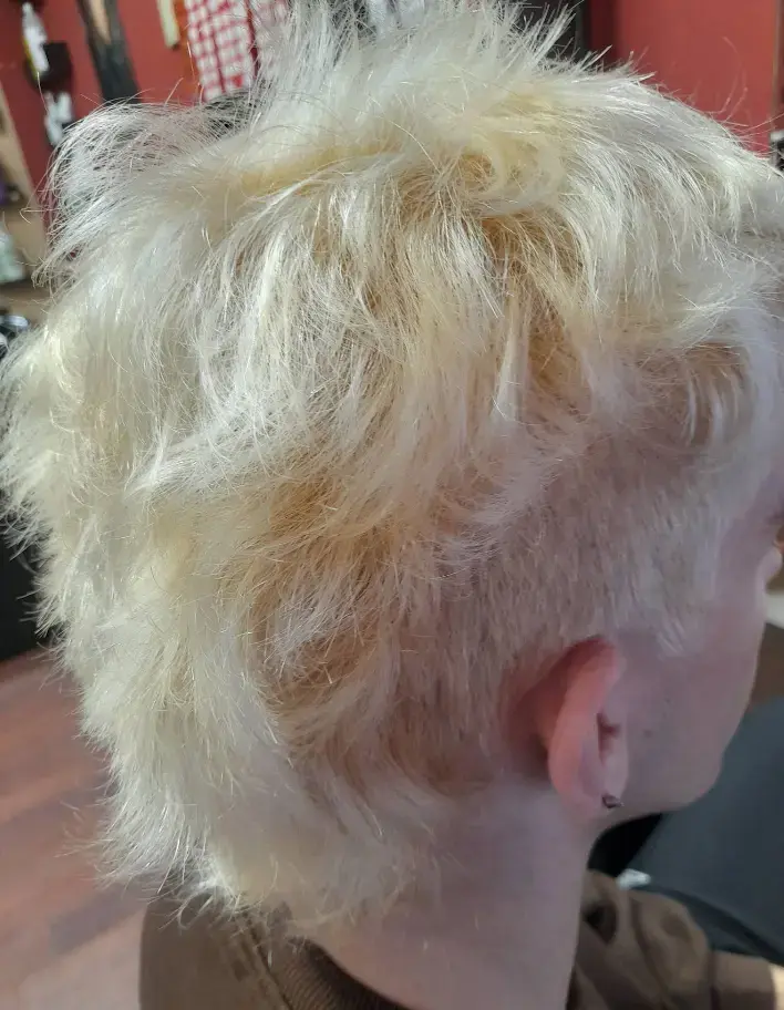 Corte pixie decolorado en platino total